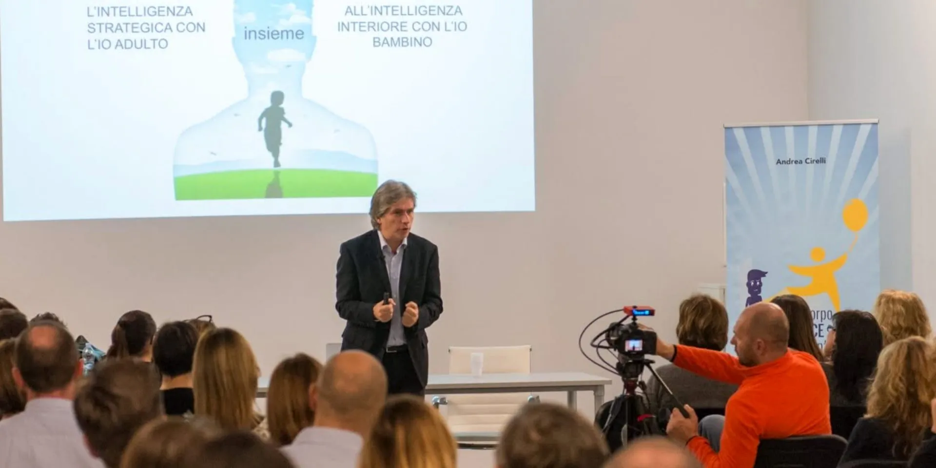 Andrea Cirelli in aula durante un corso, davanti ai partecipanti
