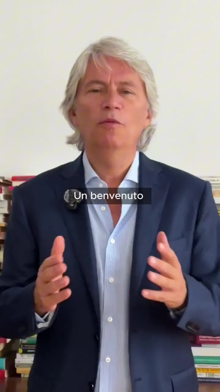 Il dott. Andrea Cirelli che parla davanti alla sua libreria